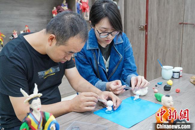 <a target='_blank'  data-cke-saved- >中新社</a>記者(右)現(xiàn)場(chǎng)體驗(yàn)面塑制作過程?！￡悹?zhēng)強(qiáng) 攝