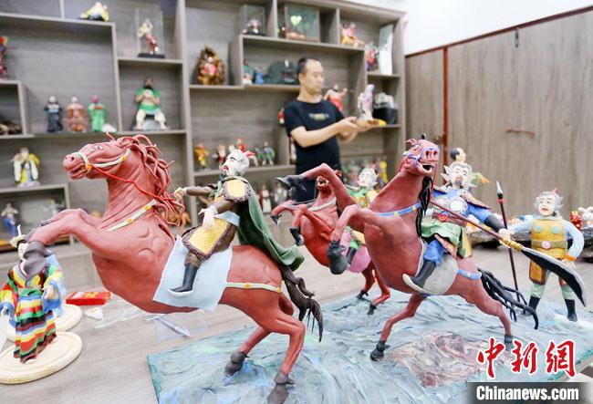 安秋平是成州面塑第五代傳承人，也是當(dāng)?shù)匚ㄒ粓?jiān)守面塑制作的人。　高展 攝