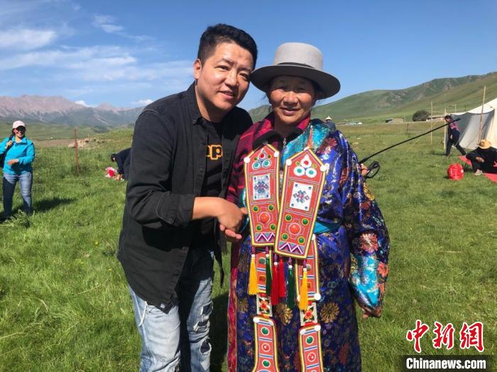 圖為拍攝紀(jì)錄片《西茂的婚禮》期間，張輝剛(左)與裕固族老人合影留念。(資料圖) 張輝剛供圖