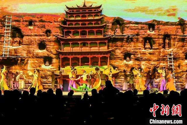 開幕式文藝展示“相約敦煌”，通過數(shù)字技術(shù)將莫高窟“搬到”演出現(xiàn)場。　甘肅省文化和旅游廳供圖