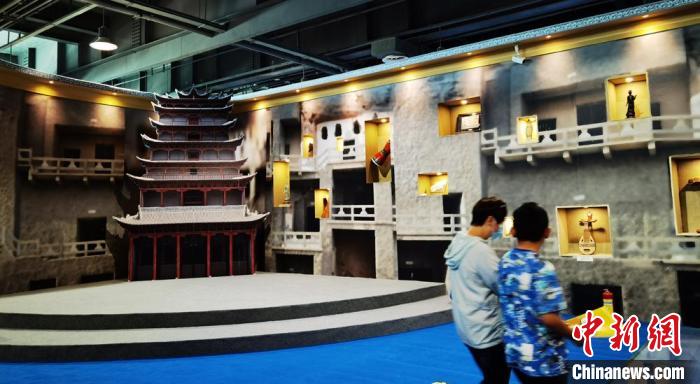 該展覽還借助科技手段，復(fù)原“藏經(jīng)洞”場(chǎng)景，將莫高窟“搬進(jìn)”展廳?！《∷?攝