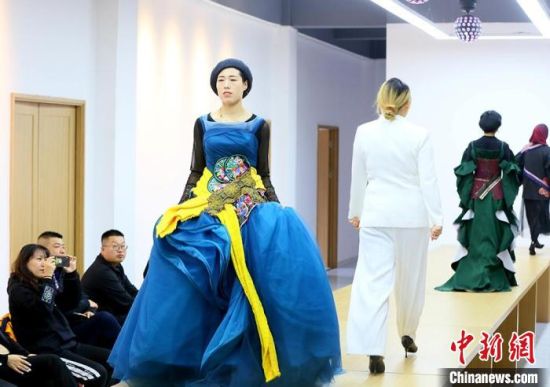 東鄉(xiāng)繡娘在T臺(tái)走秀?！「哒?攝