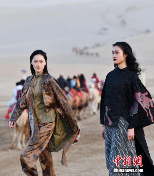 圖為敦煌服裝秀展示。 殷春永 攝