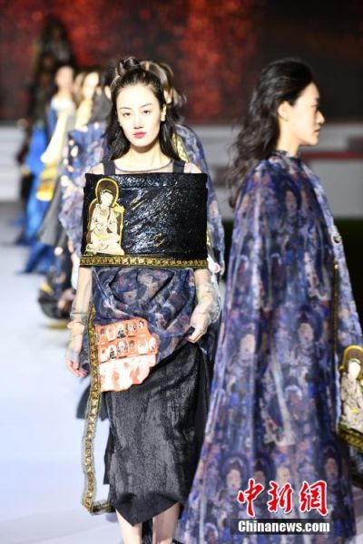 圖為敦煌服裝秀展示。 殷春永 攝