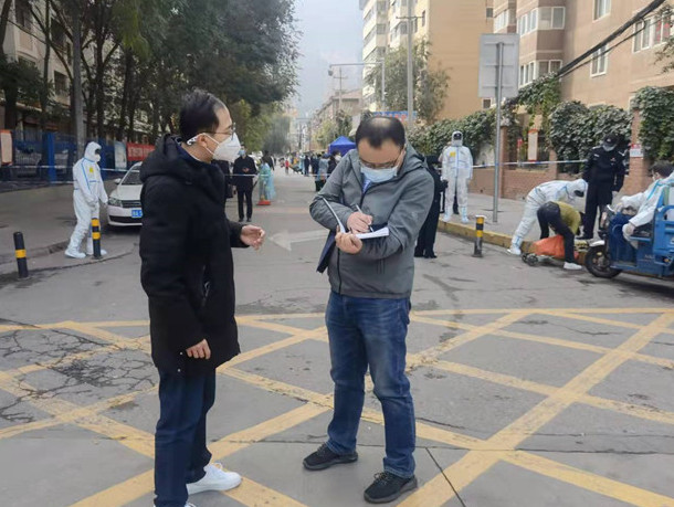 蘭州市紀(jì)委監(jiān)委干部下沉一線詳細(xì)詢問疫情防控情況。.jpg