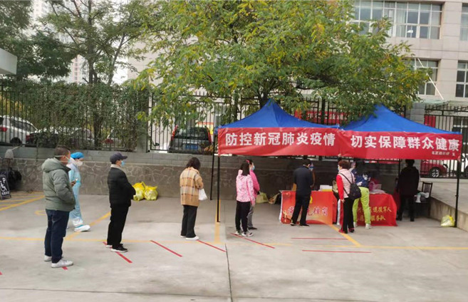 城關(guān)區(qū)紀(jì)委監(jiān)委各監(jiān)督檢查組督促各街道核酸檢測點(diǎn)落實(shí)“一米線”制度。.jpg