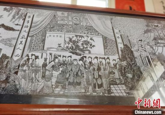 圖為陶世清的影雕作品?！钅?攝