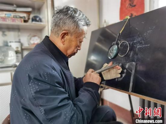 圖為陶世清在創(chuàng)作中。　楊娜 攝