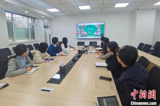 圖為甘肅教育出版社《寫給青少年的敦煌故事》叢書項(xiàng)目組，探討圖書封面設(shè)計(jì)。　閆姣 攝