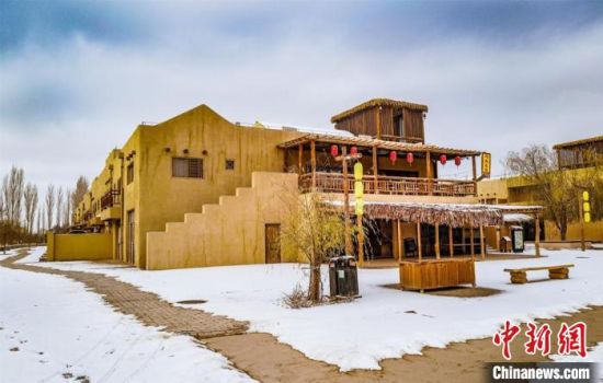 雪落敦煌月牙泉小鎮(zhèn)。　王斌銀 攝