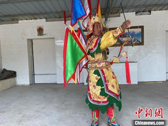 圖為完代才讓在外木村戲臺出演?！∷巫雨?攝