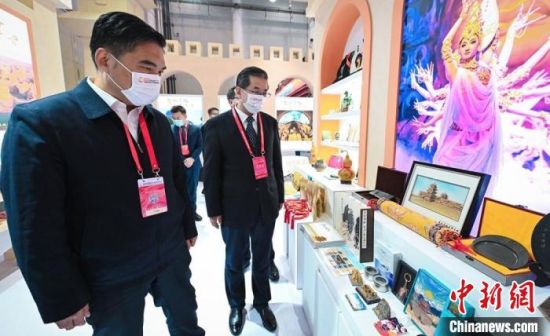 圖為甘肅省副省長孫雪濤(左)與甘肅省文化和旅游廳廳長陳衛(wèi)中(右)一同參觀“甘肅館”?！「拭C省文化和旅游廳供圖