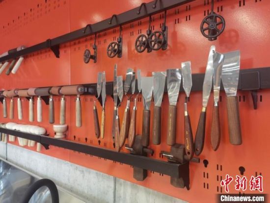 圖為徐晉林制作雕版敦煌壁畫所用工具。　閆姣 攝