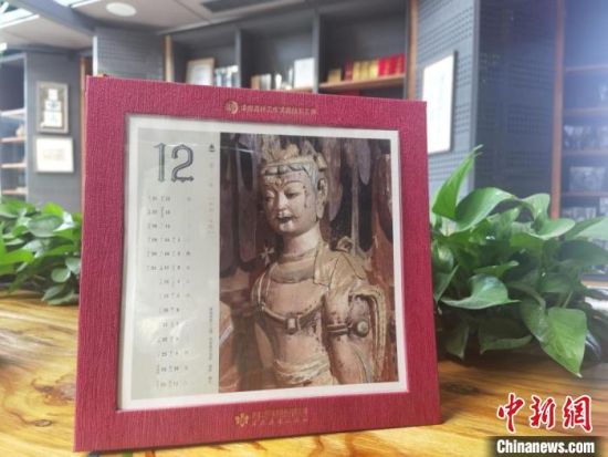 圖為徐晉林制作的敦煌題材的手工書《走進(jìn)沙漠敦煌——莫高窟與藏書票藝術(shù)》，深受讀者喜愛?！￠Z姣 攝