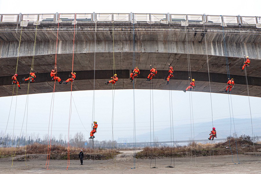硬核！甘肅天水森林消防員百米高空練技能