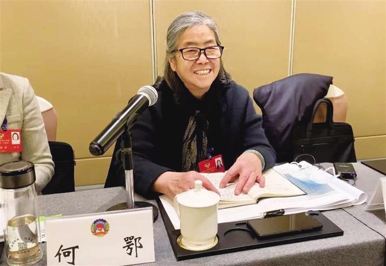 【委員風(fēng)采】“明星委員”何鄂的三個“幸?！?>
        </a><em>【委員風(fēng)采】“明星委員”何鄂的三個“幸?！?/em></li>
    <li><a  target=