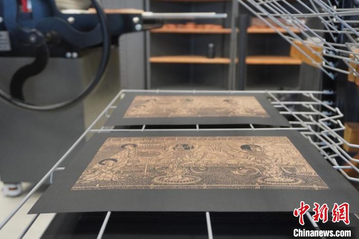 圖為徐晉林工作室制作的雕版敦煌壁畫印刷成品展示。　九美旦增 　攝