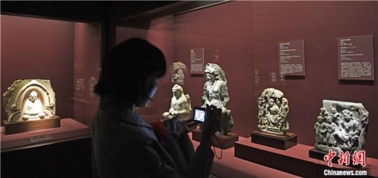 2018年8月，《平山郁夫的絲路世界——平山郁夫絲綢之路美術(shù)館文物展》在甘肅敦煌莫高窟開(kāi)展。中新社記者 楊艷敏 攝