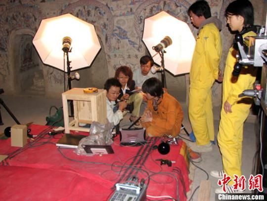 敦煌研究院與日本東京文化財(cái)研究所合作進(jìn)行第285窟多光譜無(wú)損調(diào)查工作現(xiàn)場(chǎng)。中新社發(fā) 婁婕 供圖