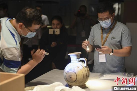 2020年6月，在長(zhǎng)沙博物館舉行“從地中海到中國(guó)：絲路寶藏——平山郁夫絲綢之路美術(shù)館藏文物展”前，專家開(kāi)箱鑒定文物。中新社記者 楊華峰 攝