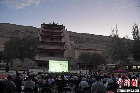 2018年8月，在敦煌莫高窟標(biāo)志性建筑“九層樓”前，《回顧平山郁夫先生的貢獻(xiàn)》座談會(huì)舉行。來(lái)自中日兩國(guó)的專家、學(xué)者共同懷念這位情系敦煌數(shù)十載的繪畫巨匠、中日友好的文化使者、世界文化遺產(chǎn)的守護(hù)者。中新社記者 楊艷敏 攝