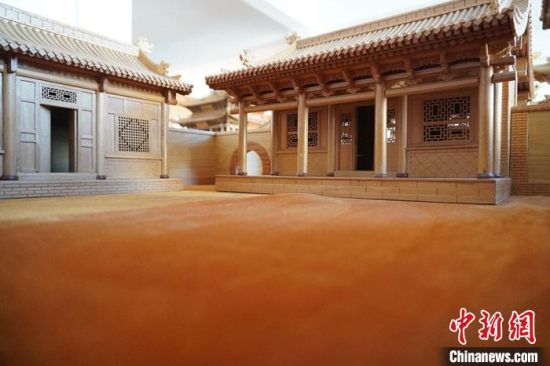 圖為微縮建筑蘭州四合院內(nèi)部結(jié)構(gòu)。　九美旦增 　攝