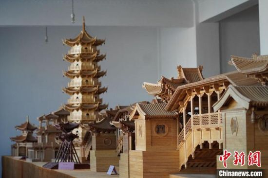 圖為古建筑模型制作技藝傳習(xí)所展廳內(nèi)的微縮古建筑作品?！【琶赖┰?　攝