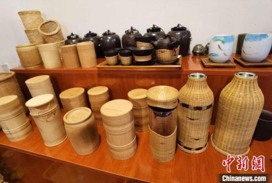 圖為展陳的一件件精致可愛的竹編農(nóng)具工藝品?！●T志軍 攝