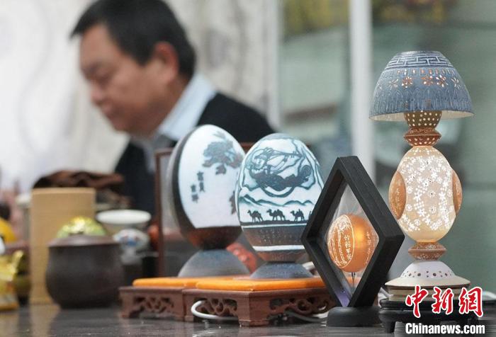 圖為吳義澤完成的蛋雕作品?！【琶赖ぴ?攝