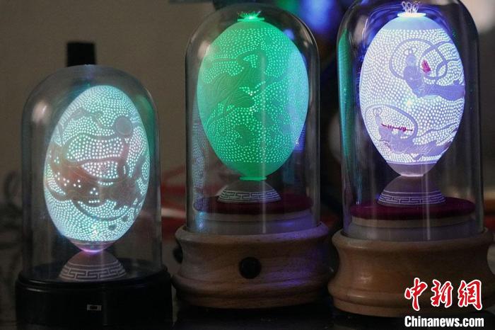 圖為以敦煌飛天為元素的蛋雕作品?！【琶赖ぴ?攝