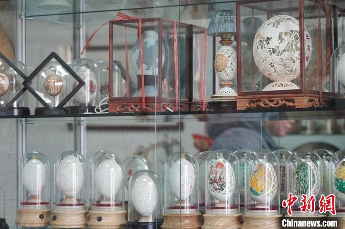 圖為吳義澤收藏柜內(nèi)的蛋雕作品?！【琶赖ぴ?攝