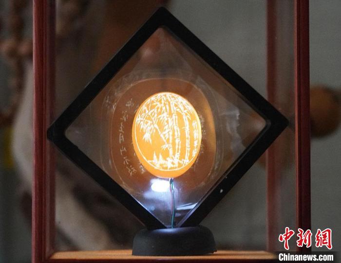 圖為吳義澤新包裝給蛋雕呈現(xiàn)立體感。　九美丹增 攝