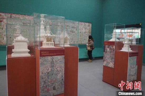 圖為觀眾欣賞數(shù)字復制壁畫?！【琶赖┰?攝