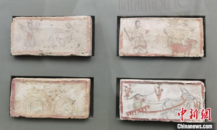 圖為嘉峪關(guān)長城博物館館藏文物魏晉墓彩繪畫像磚中豐富多彩的古代農(nóng)牧業(yè)生產(chǎn)活動。(資料圖) 丁思 攝