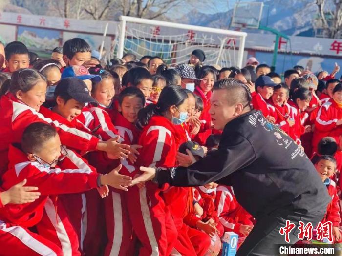 1月初，第五屆“街舞進藏鄉(xiāng)”公益助學(xué)活動在甘肅甘南結(jié)束，旨在讓藏族學(xué)子感受到街舞魅力?！￡惿菩?攝