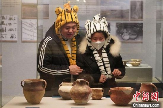 圖為市民戴虎頭帽在博物館內(nèi)參觀。九美旦增 攝