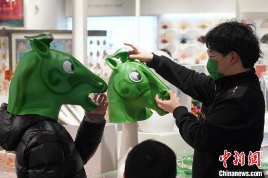 圖為“神馬來了”銅奔馬頭套?！【琶赖┰?攝