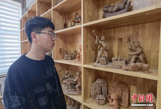 圖為學(xué)生介紹作品。 劉玉桃 攝