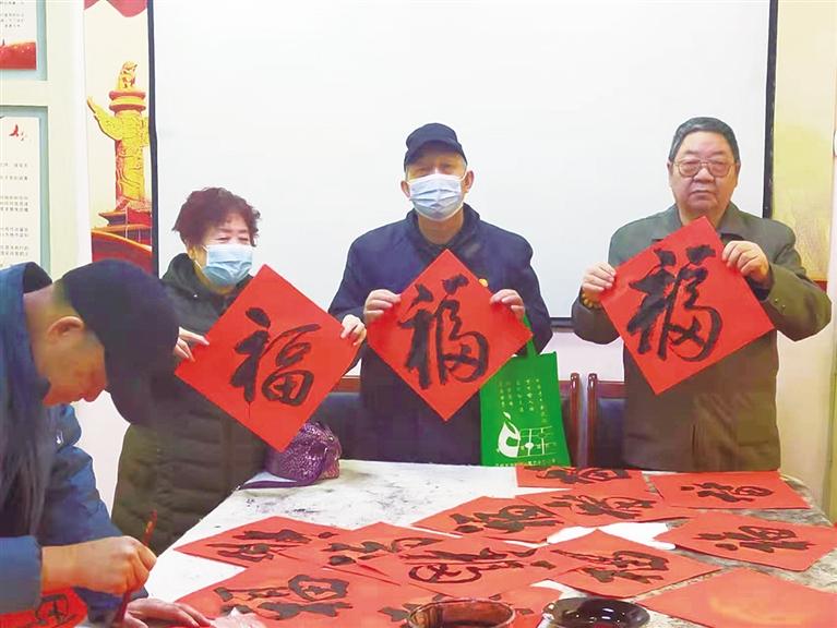 蘭州：“幸福敲門 新春送?！被顒忧榕f家