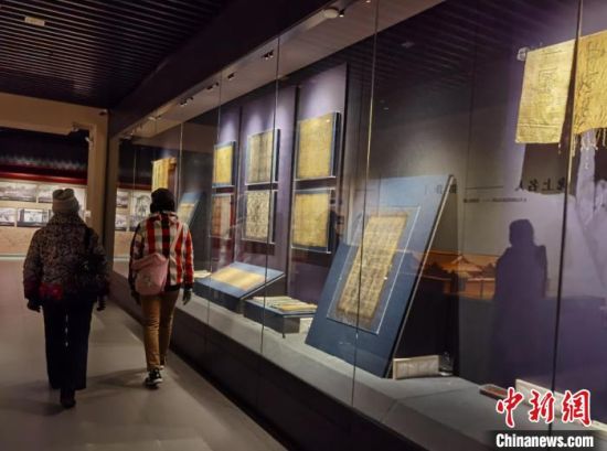 圖為蘭州市民參觀博物館展品?！⌒煅?攝