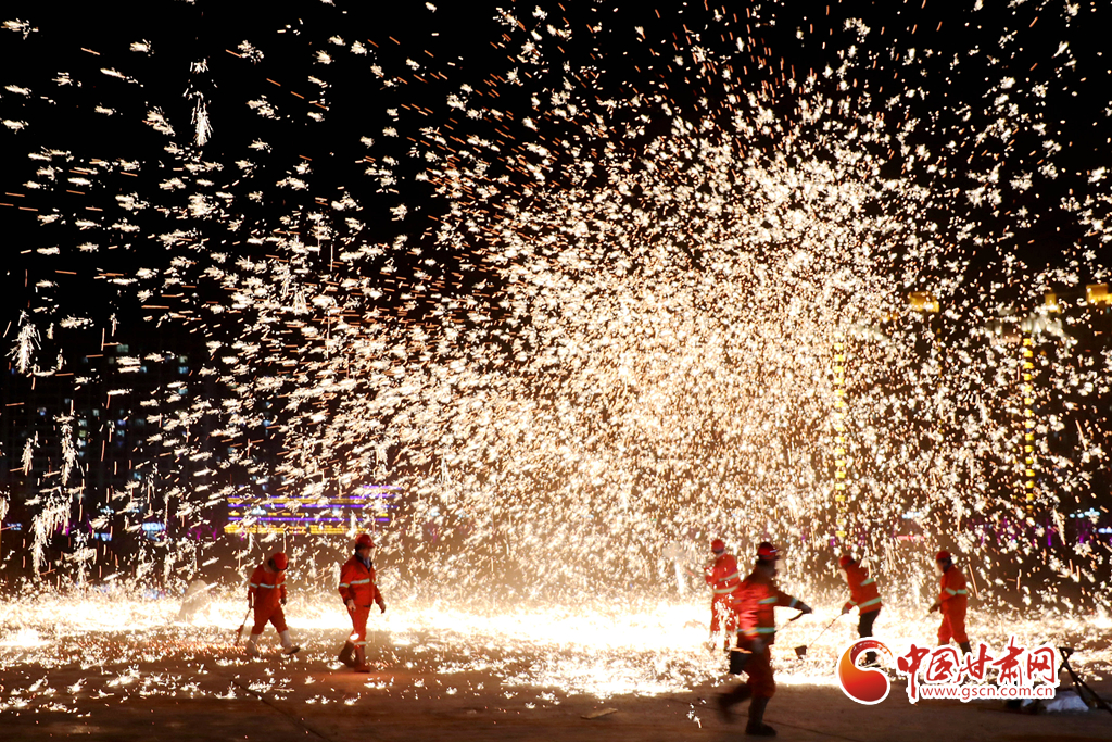 【隴拍客】炫彩奪目！非遺絕技永靖王氏“打鐵花”綻放夜空引關(guān)注