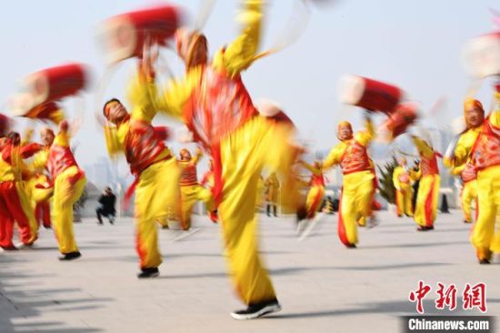 2019年2月19日，演員在黃河岸邊的蘭州水車博覽園內(nèi)進行太平鼓表演，歡慶元宵佳節(jié)。(資料圖) 　楊艷敏 攝