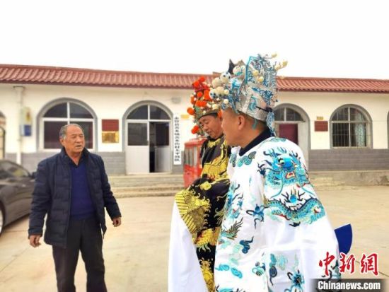 圖為69歲的“苦水高高蹺”國家級傳承人巨海全(左一)，叮囑徒弟們高高蹺練習(xí)技巧要領(lǐng)?！￠Z姣 攝