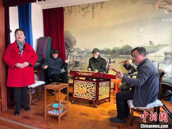 圖為蘭州鼓子表演者王常玉登臺演唱，她是這項入列國家級非物質(zhì)文化遺產(chǎn)的曲藝表演者中，為數(shù)不多的女演員。　張煜曼 攝