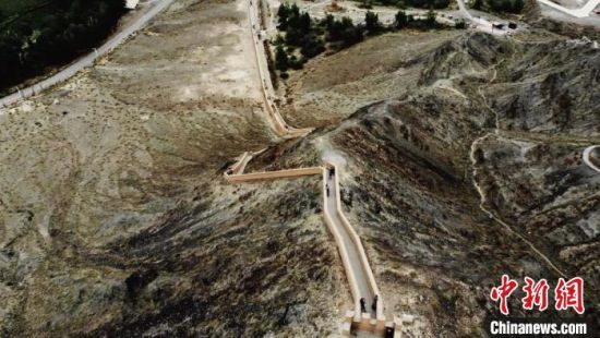 圖為甘肅嘉峪關(guān)懸臂長城吸引游客打卡 。(資料圖) 李亞龍 攝