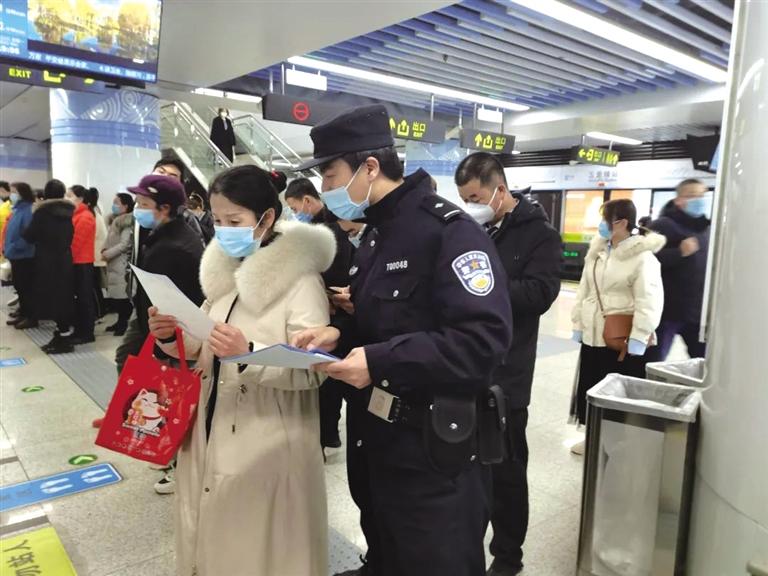 講解詐騙套路 普及“斷卡”常識(shí) 蘭州城關(guān)公安分局、交通治安分局聯(lián)合反詐宣傳進(jìn)地鐵