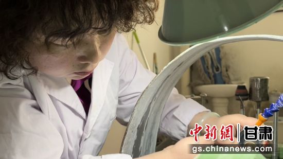 夜光杯制作學(xué)徒謝小琴坦言，雖工作枯燥，但是能夠掌握國(guó)家級(jí)非遺技藝是很自豪的。王牧雨 攝