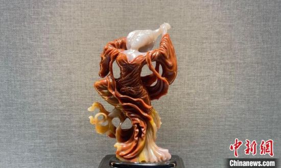 圖為翩然起舞的飛天玉雕?！「攥?攝