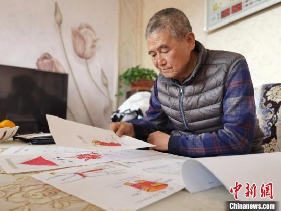 圖為陸鵬飛向記者展示多年帶隊(duì)的手寫(xiě)筆記。　張婧 攝