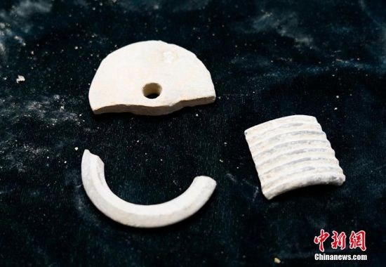 圖為靜寧縣賈河鄉(xiāng)竇坪村出土的佩飾。 夏劍鋒 攝